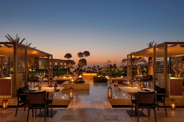 Phục vụ bữa sáng, món ăn mang phong cách quốc tế, nhìn ra biển