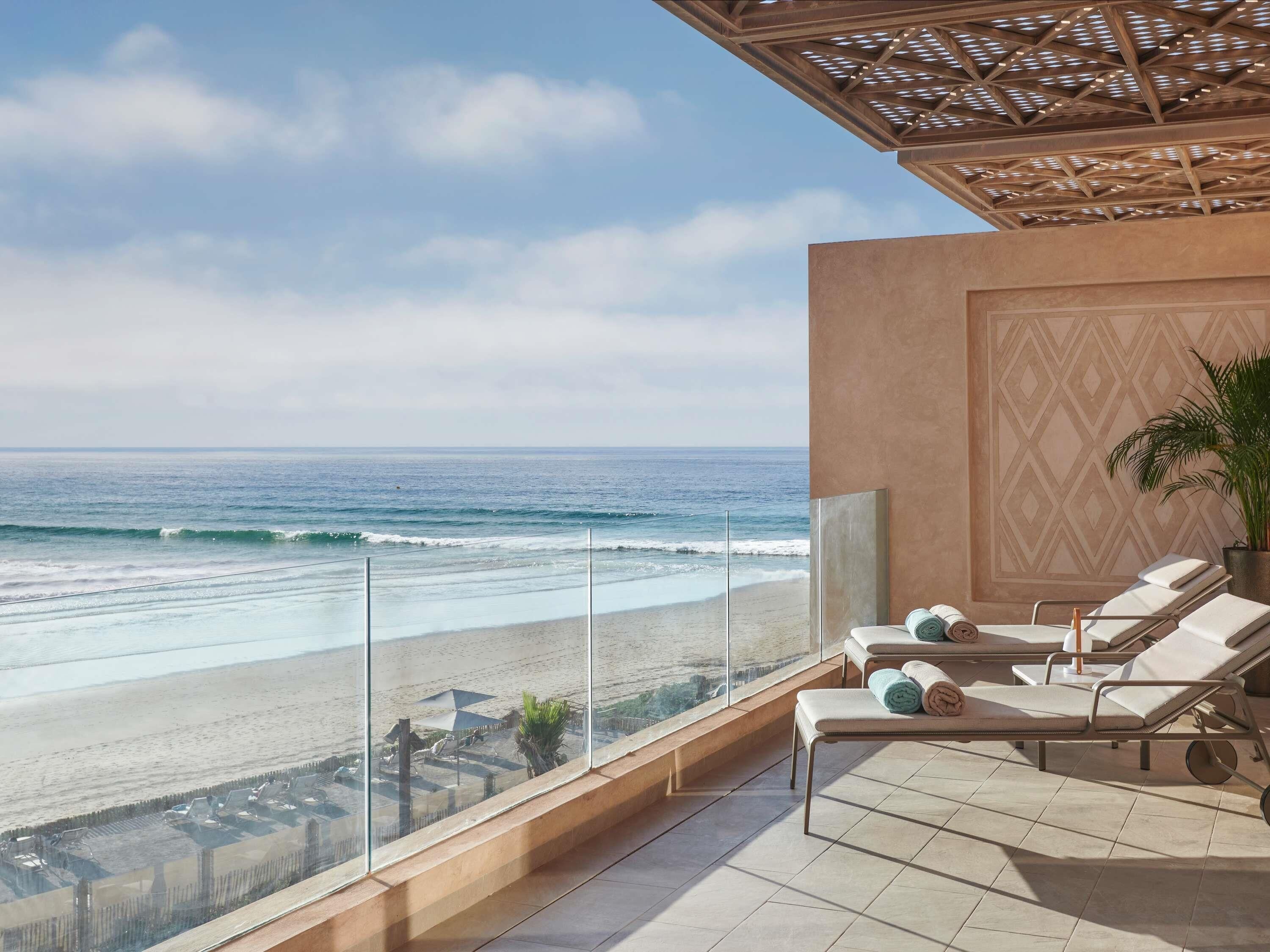 Fairmont Deluxe Ocean View Two Queen beds | Ropa de cama de alta calidad, camas con pillow-top y minibar 