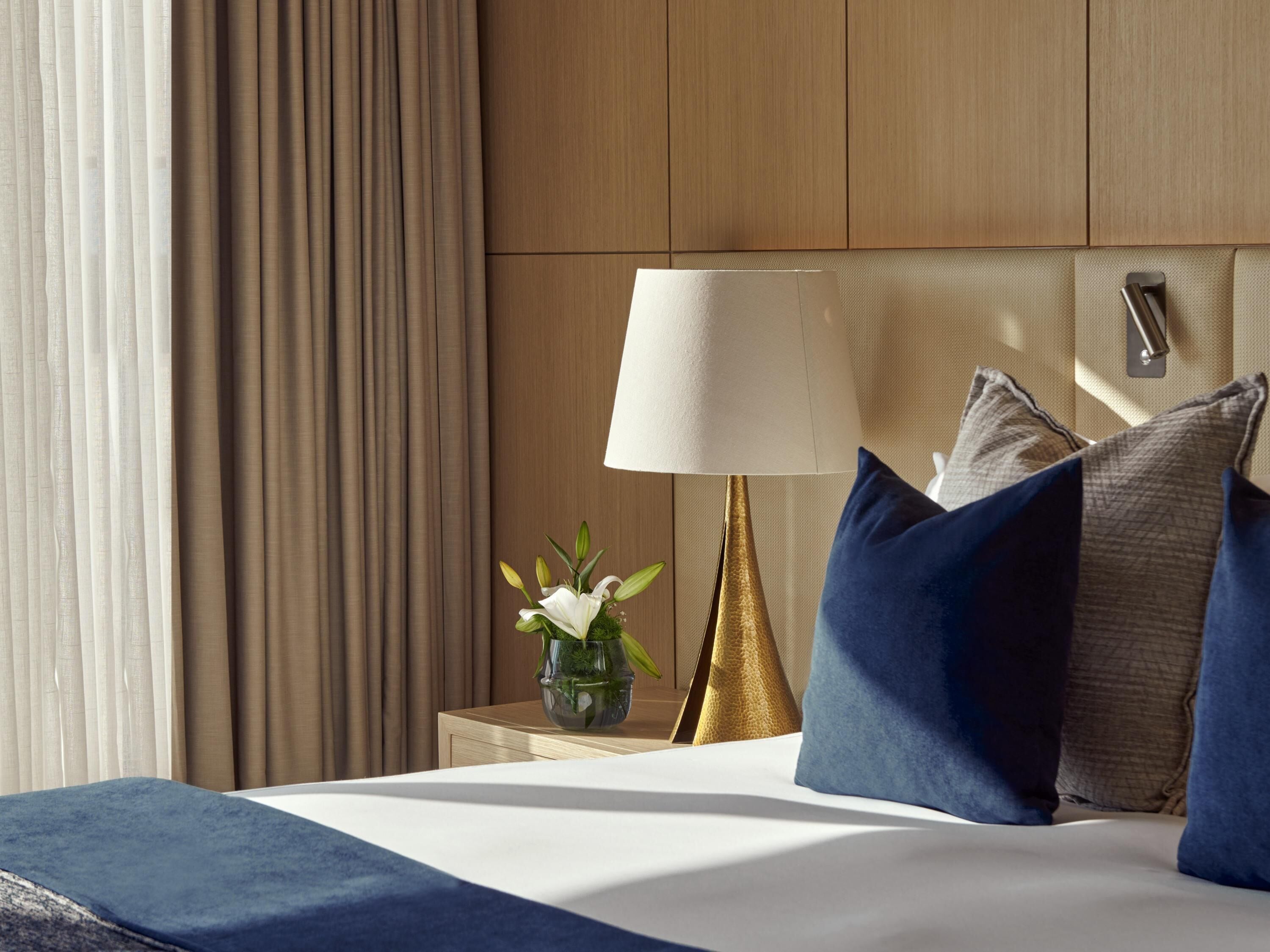 Luxe beddengoed, pillowtop-bedden, een minibar, een kluis op de kamer