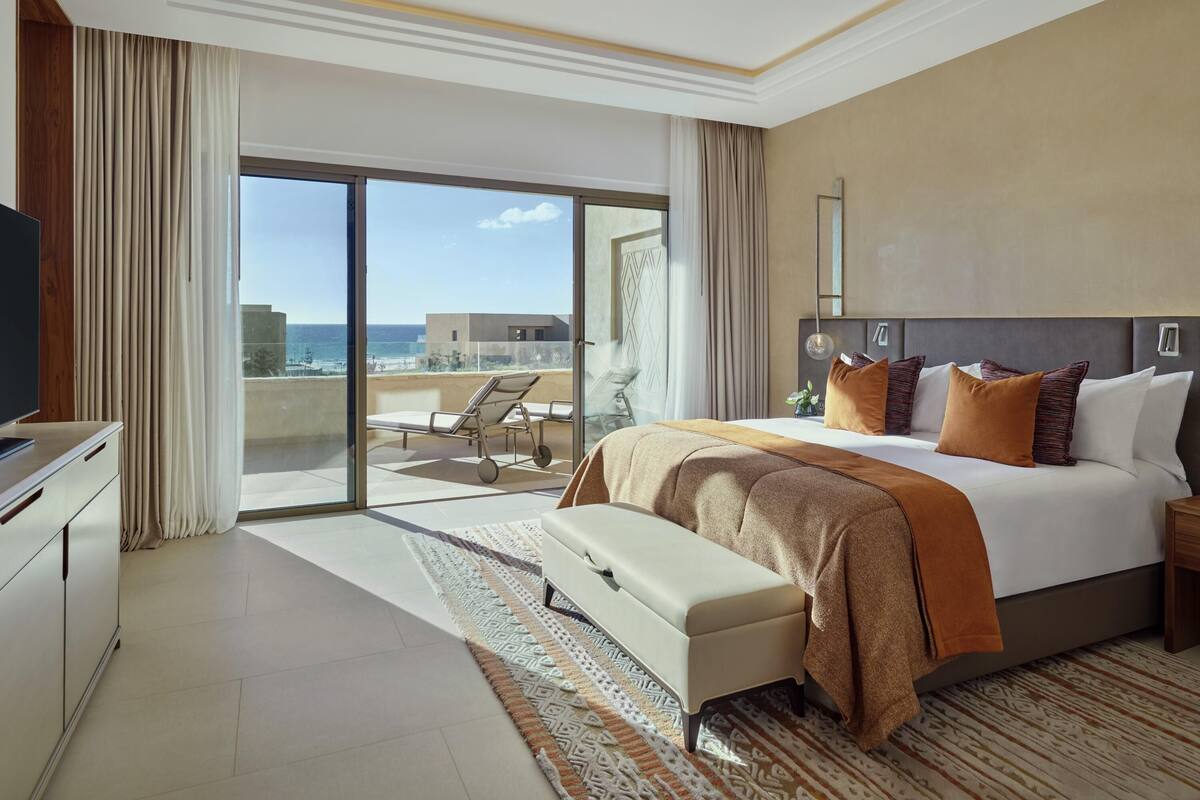 Fairmont One bedroom suite | 1 bedroom, premium bedding, pillowtop beds, minibar