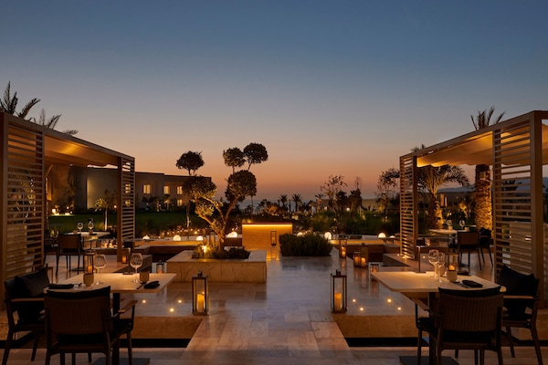 Se sirven desayunos, comidas y cocina internacional con vista al mar