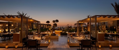 Se sirven desayunos, comidas y cocina internacional con vista al mar