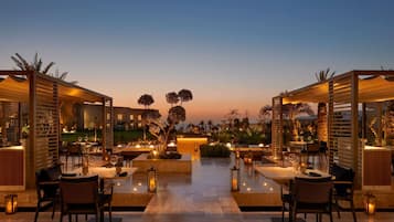 Serviço de café da manhã, culinária internacional, vistas para o mar