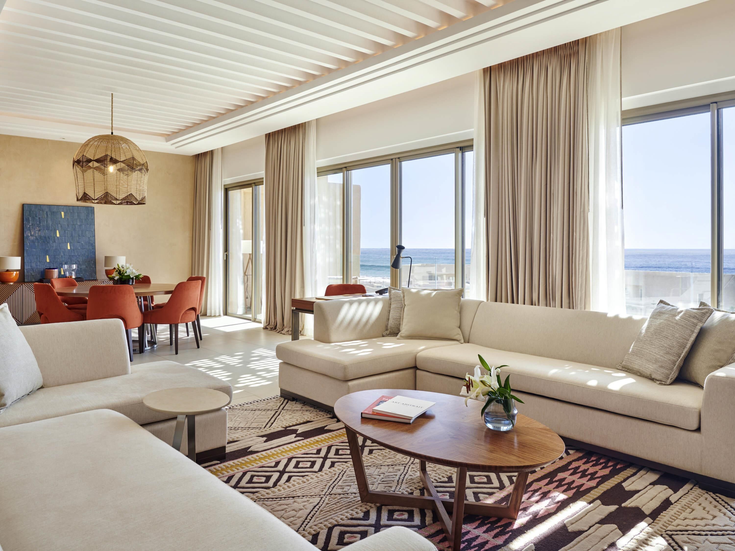 جناح ديلوكس - غرفتا نوم | أغطية فراش متميزة وأسرّة بطبقة علوية مريحة وميني بار وخزنة داخل الغرفة