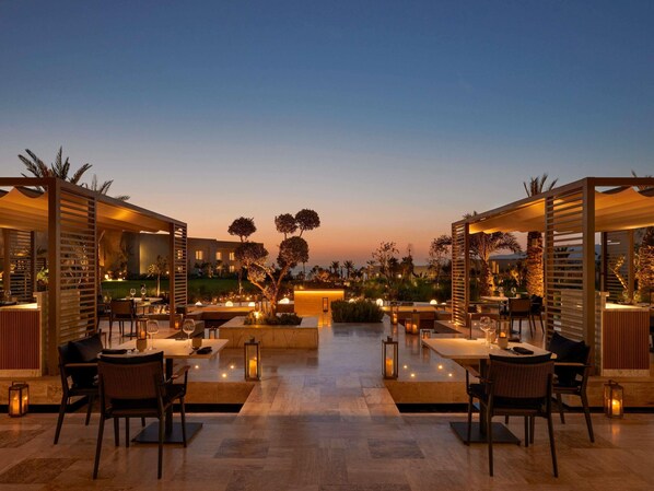Se sirven desayunos y cocina internacional (con vistas al mar) 