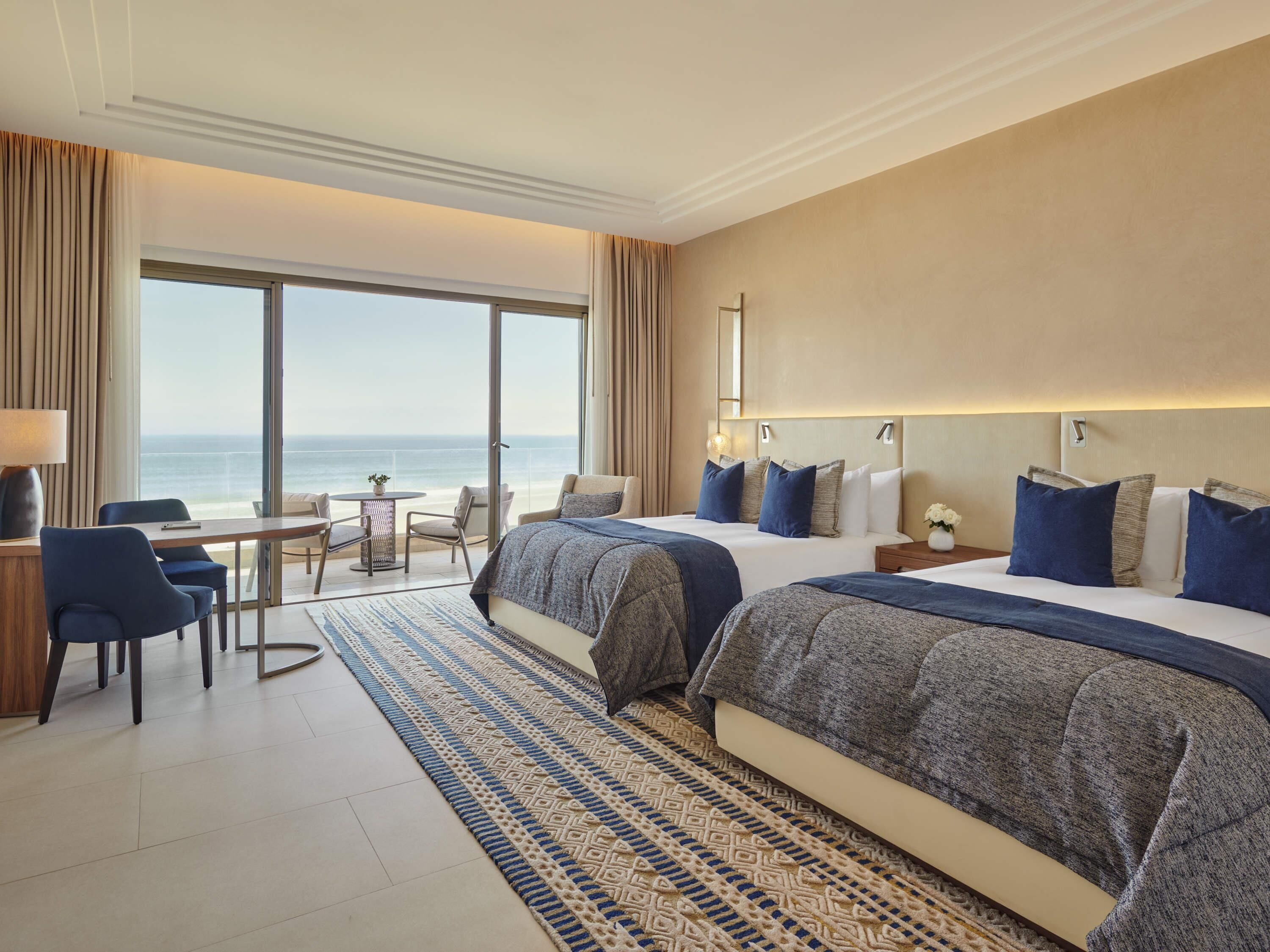 Ropa de cama de alta calidad, camas con pillow-top y minibar 