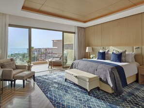 Luxe beddengoed, pillowtop-bedden, een minibar, een kluis op de kamer