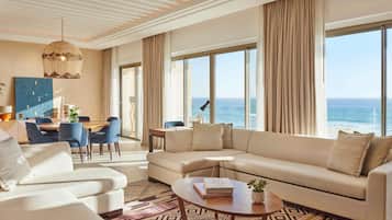 Suite, 2 slaapkamers, uitzicht op zee | Luxe beddengoed, pillowtop-bedden, een minibar, een kluis op de kamer