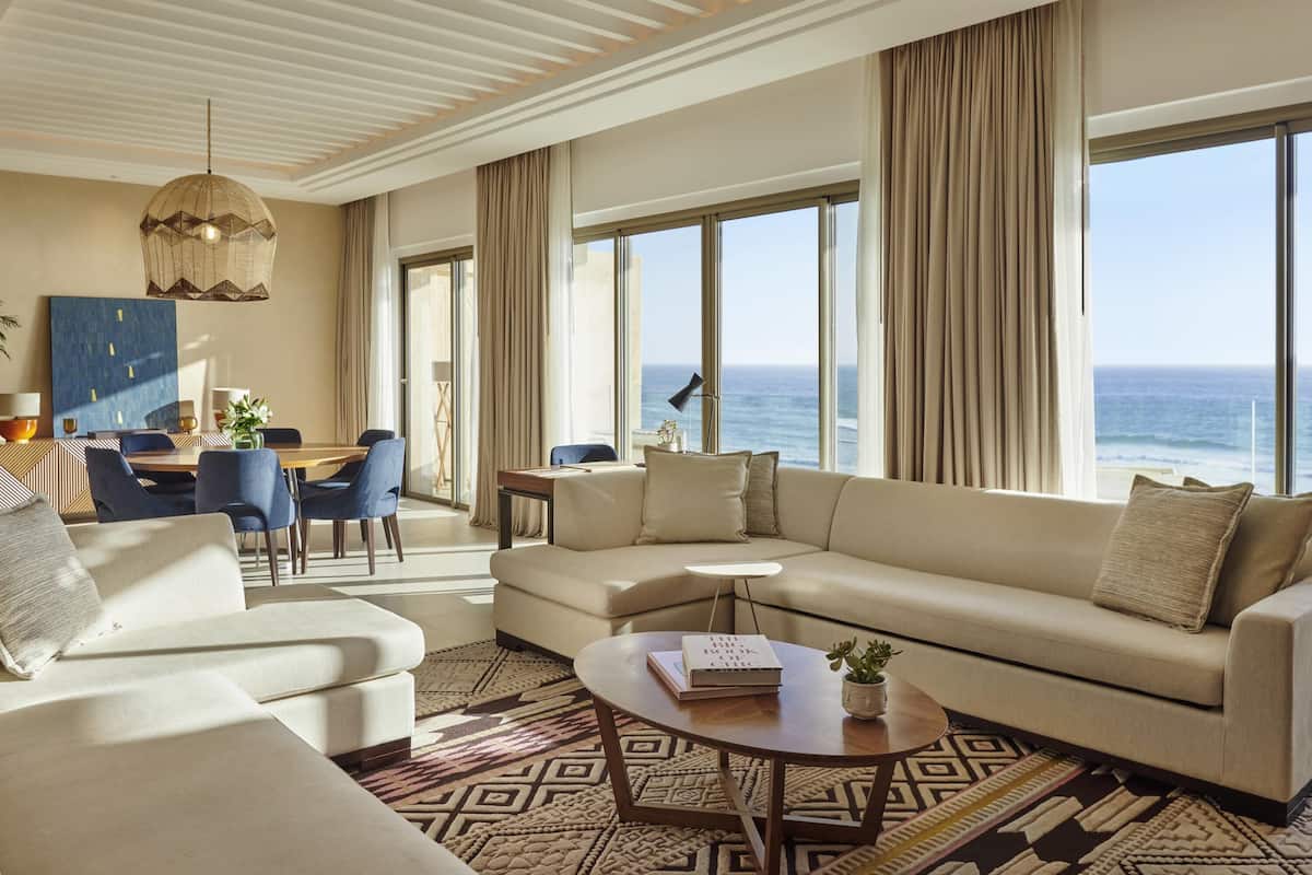 Suite, 2 chambres, vue sur lâocĂ©an | Literie de qualitĂ©, lit avec matelas Ă plateau-coussin, minibar