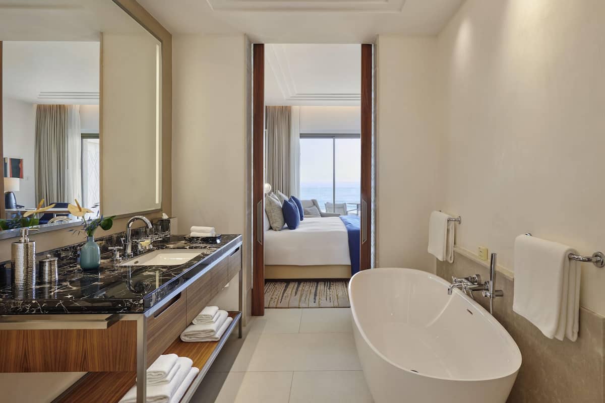 Ropa de cama de alta calidad, camas con pillow-top y minibar
