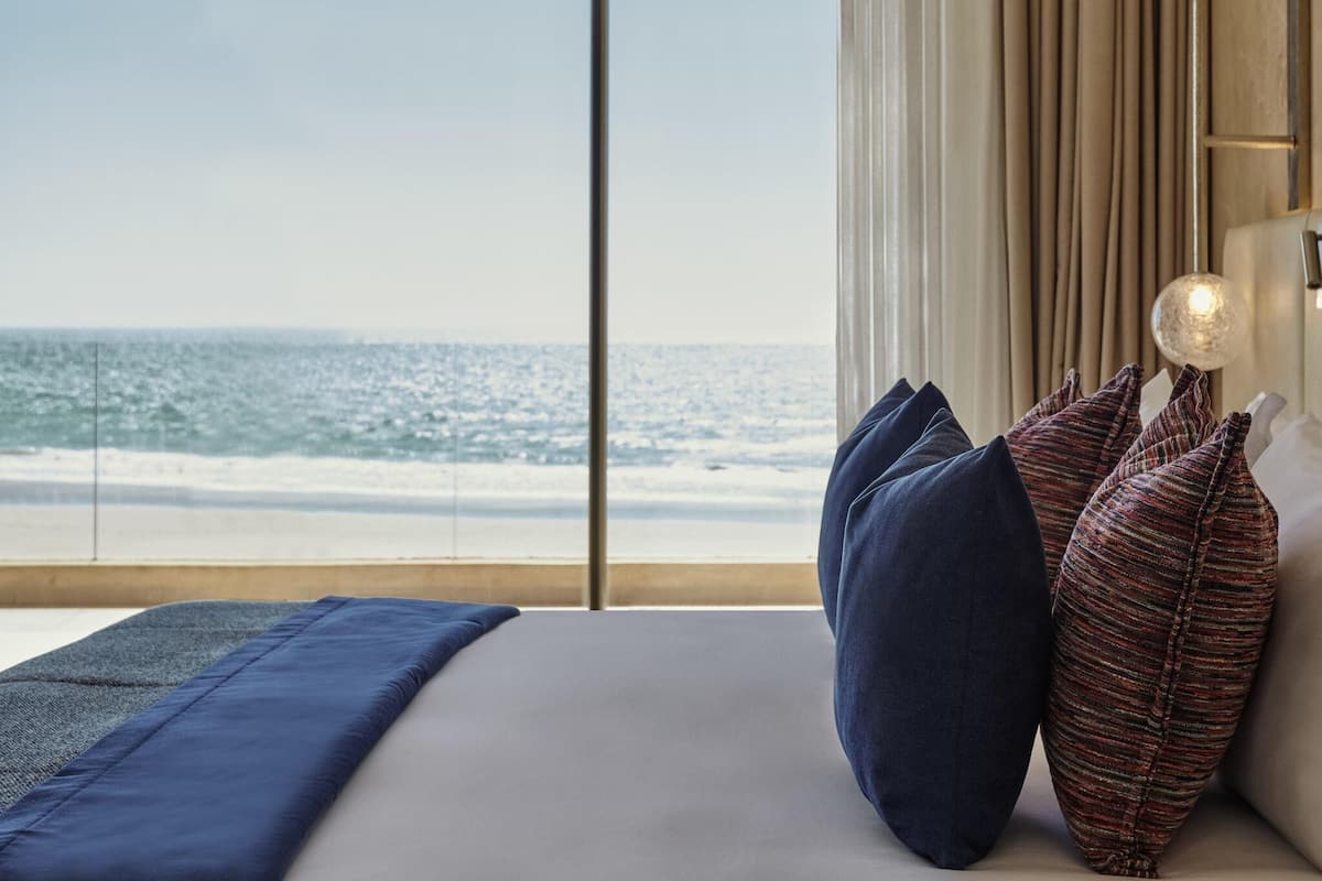 Ropa de cama de alta calidad, camas con pillow-top y minibar