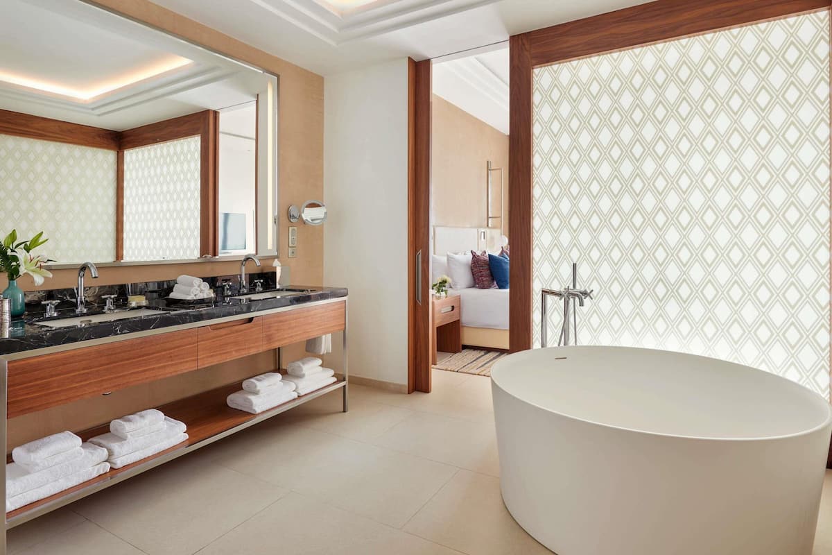 Bộ đồ giường cao cấp, nệm có lớp đệm bông, minibar