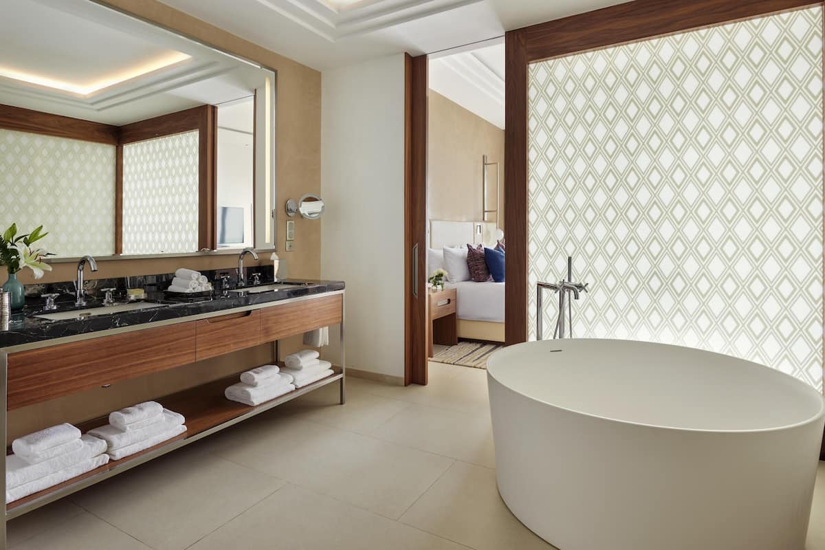 Ropa de cama de alta calidad, camas con pillow-top y minibar