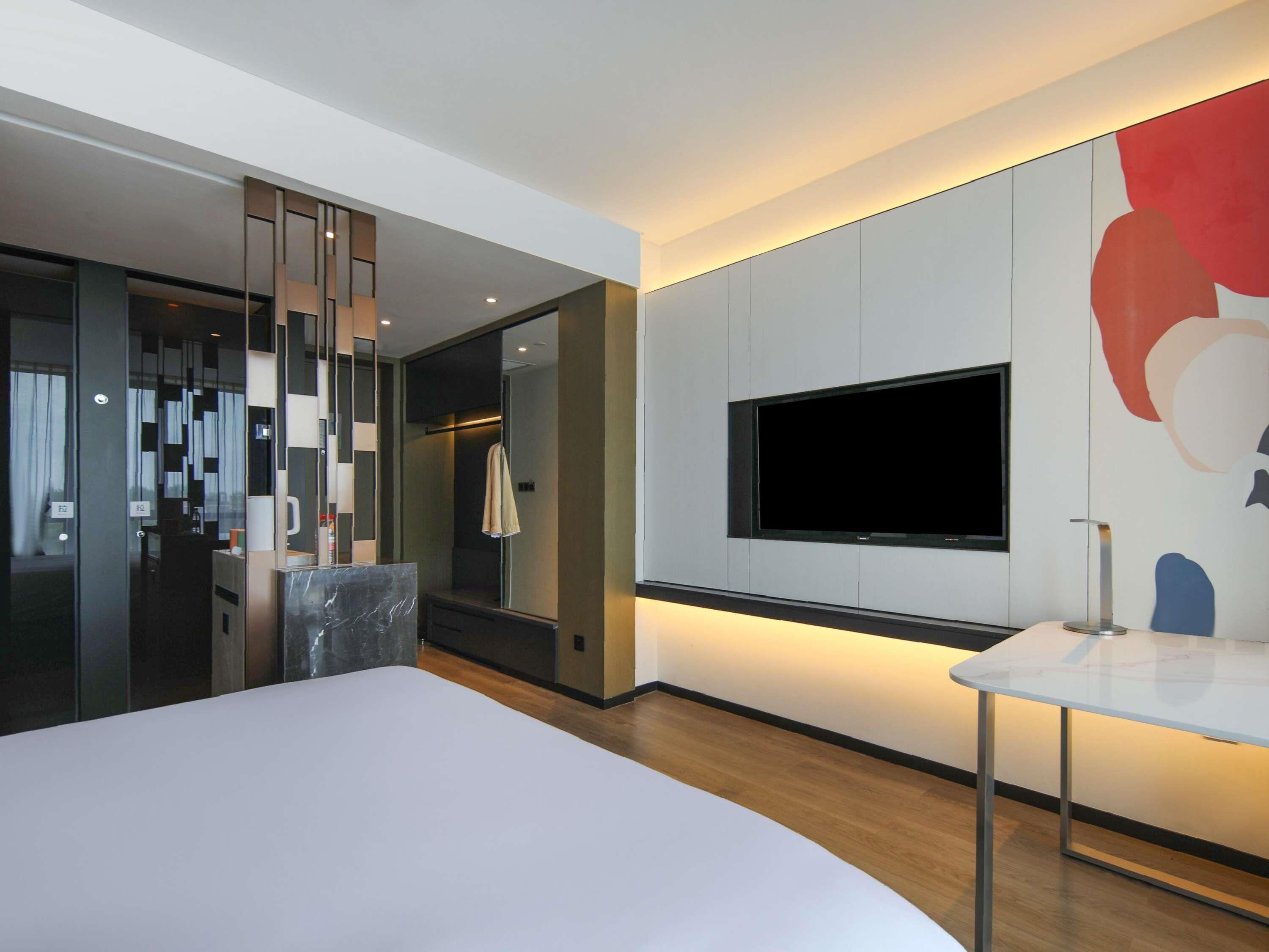 Superior Room, 1 King Bed | Premium bedding, pillow-top beds, free minibar, in-room safe