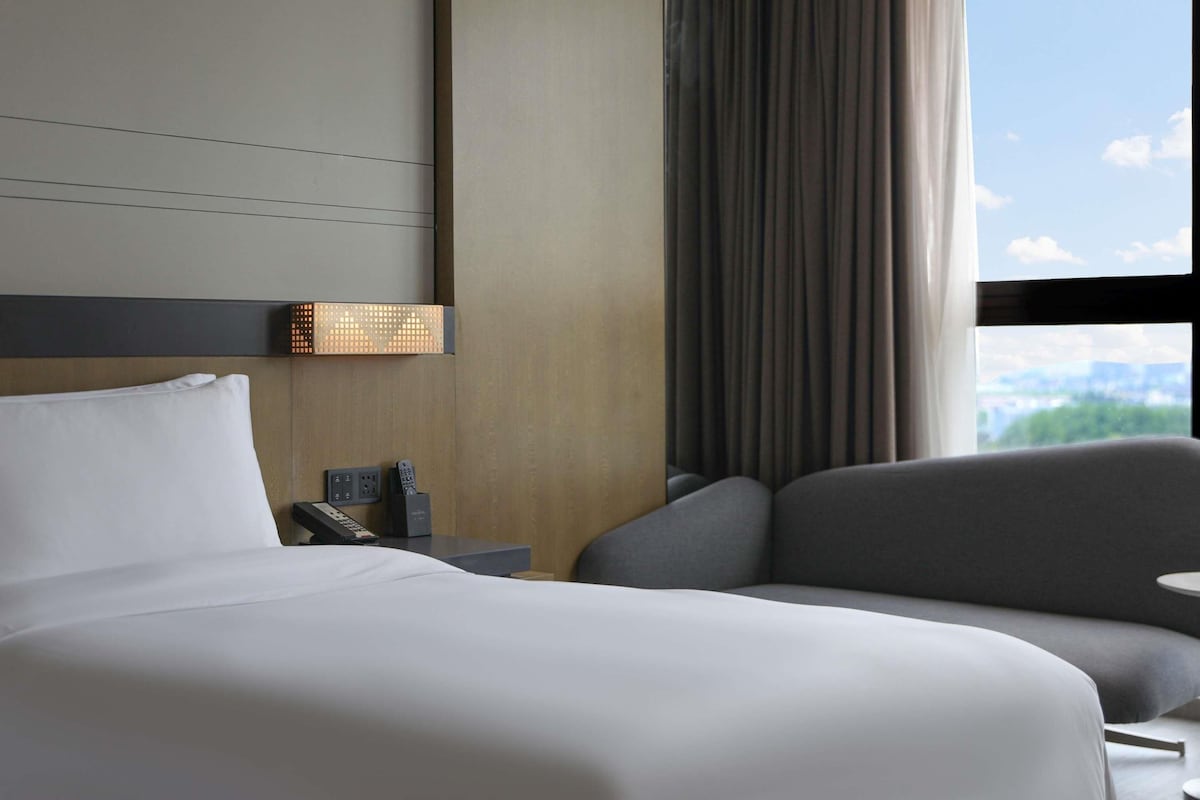 Deluxe Room, 2 Twin Beds, City View | Premium bedding, pillowtop beds, minibar (free items), in-room safe