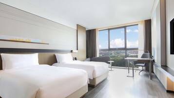 Quarto luxo, 2 camas de solteiro, vista para a cidade | Camas com colchões pillow-top, frigobar (abastecido com itens grátis)