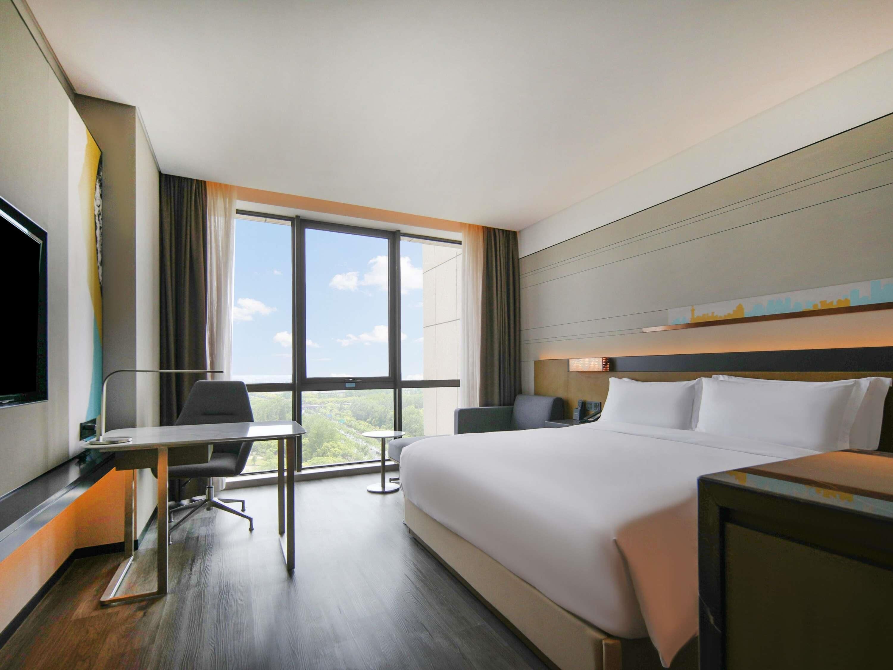 Deluxe Room, 1 King Bed, City View | Pillowtop beds, free minibar, in-room safe, desk