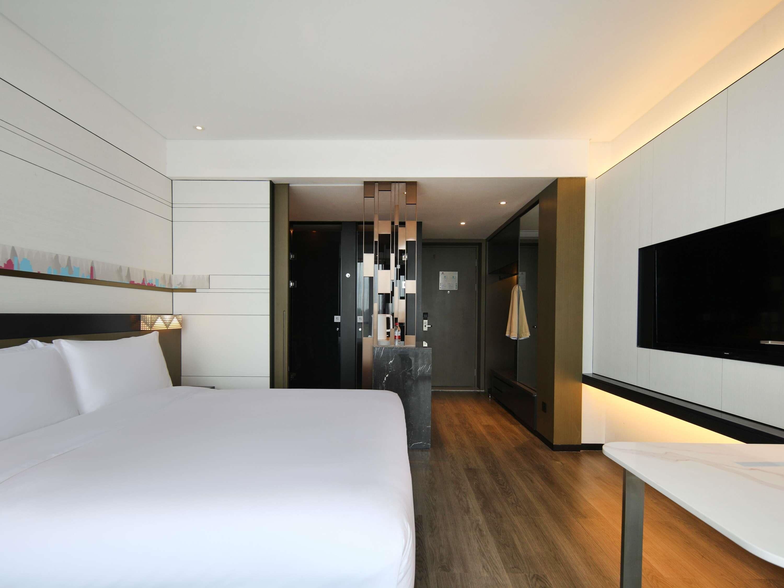 Pillowtop beds, free minibar, in-room safe, desk