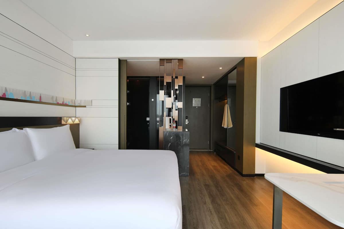 Pillowtop beds, free minibar, in-room safe, desk