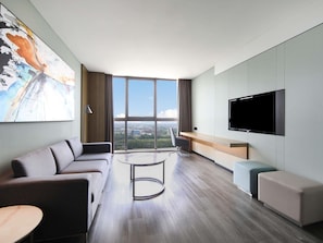 Pillowtop beds, free minibar, in-room safe, desk
