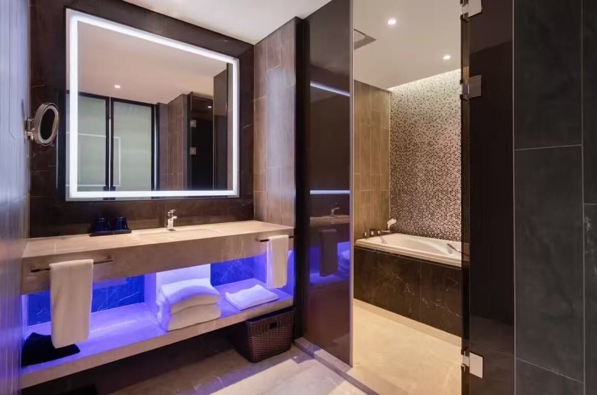 Phòng Suite Deluxe, 1 giường cỡ king | Phòng tắm | Vòi sen phun mưa, đồ dùng nhà tắm miễn phí, máy sấy tóc 