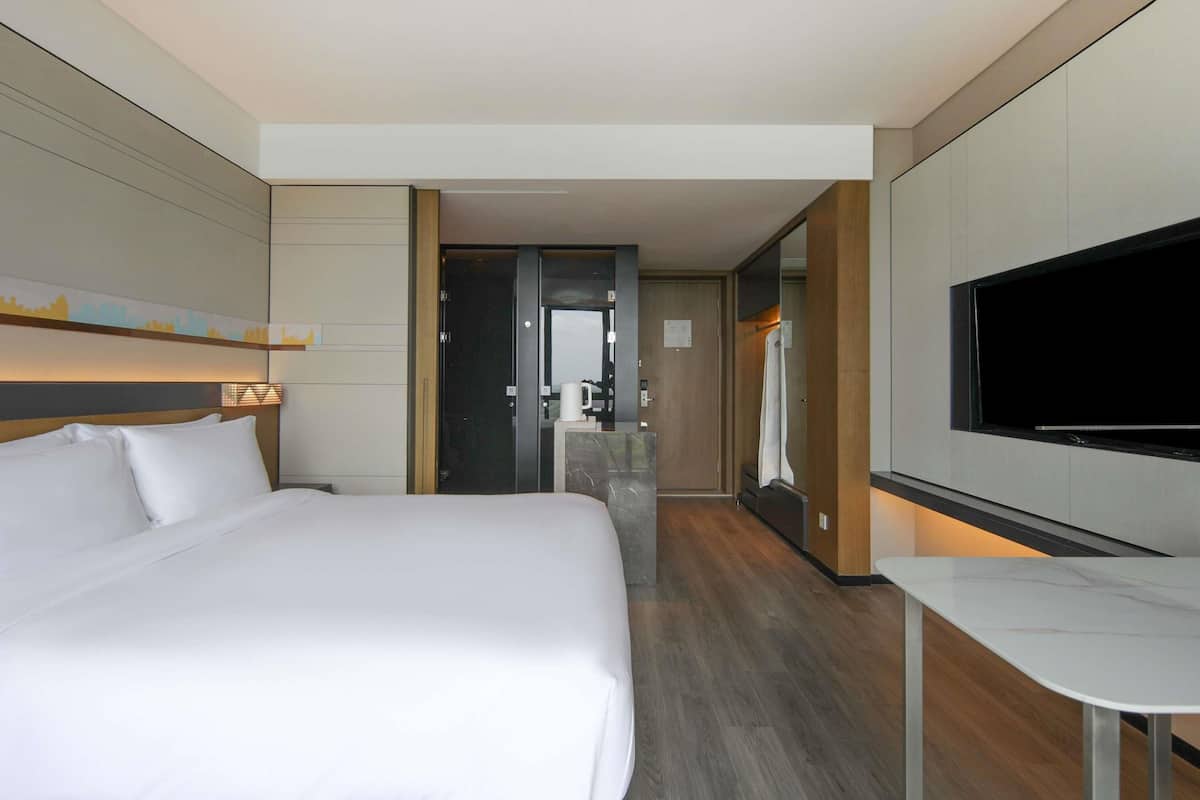Pillowtop beds, free minibar, in-room safe, desk