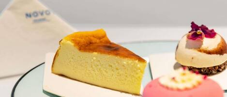 Ein Dessertteller mit einem Stück Käsekuchen und zwei weiteren Desserts.