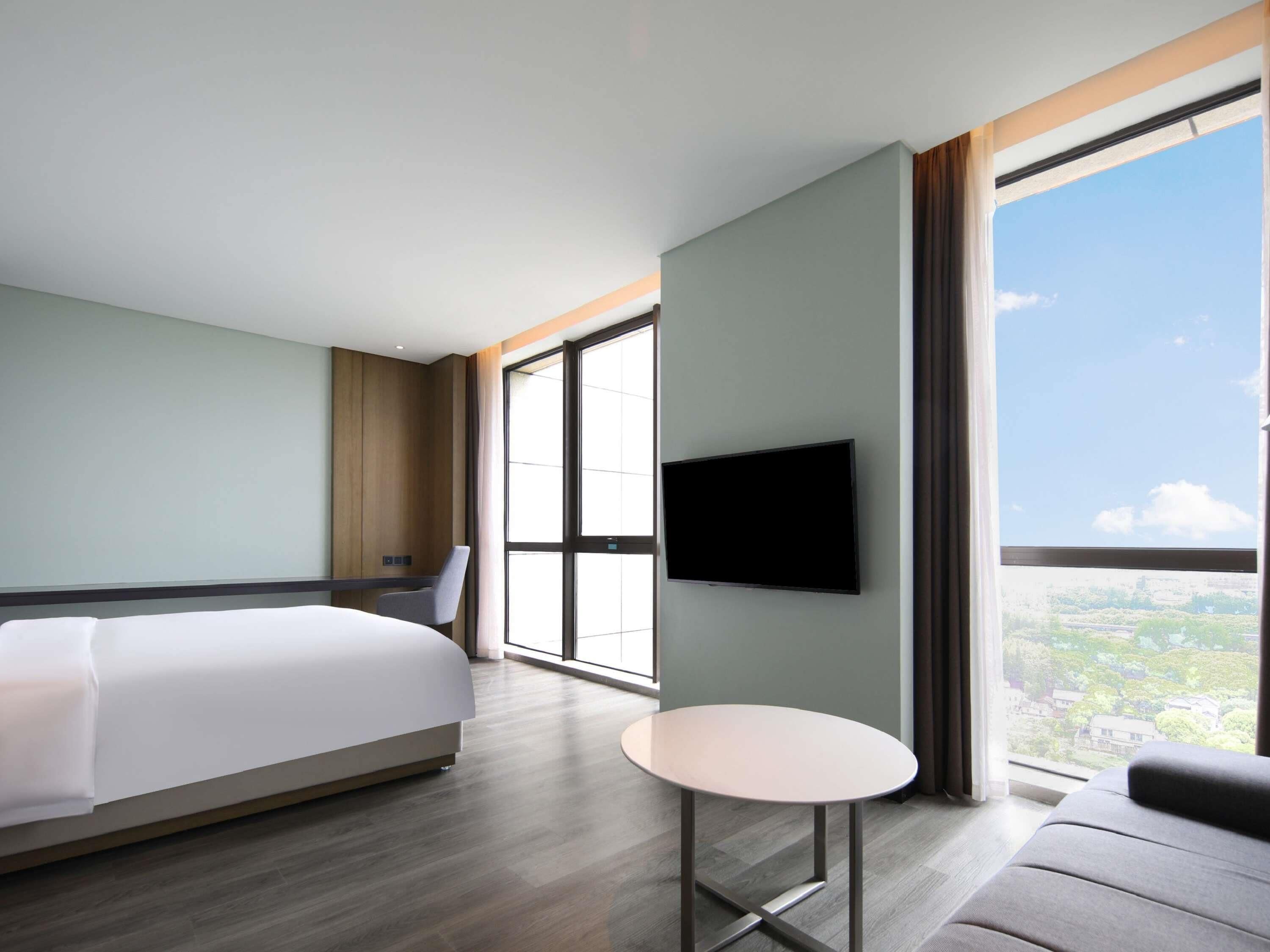 Executive Room, 1 King Bed | Pillow-top beds, free minibar, in-room safe, desk