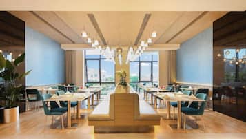 Daily buffet breakfast (CNY 90 per person)