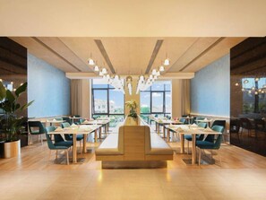 Daily buffet breakfast (CNY 90 per person)