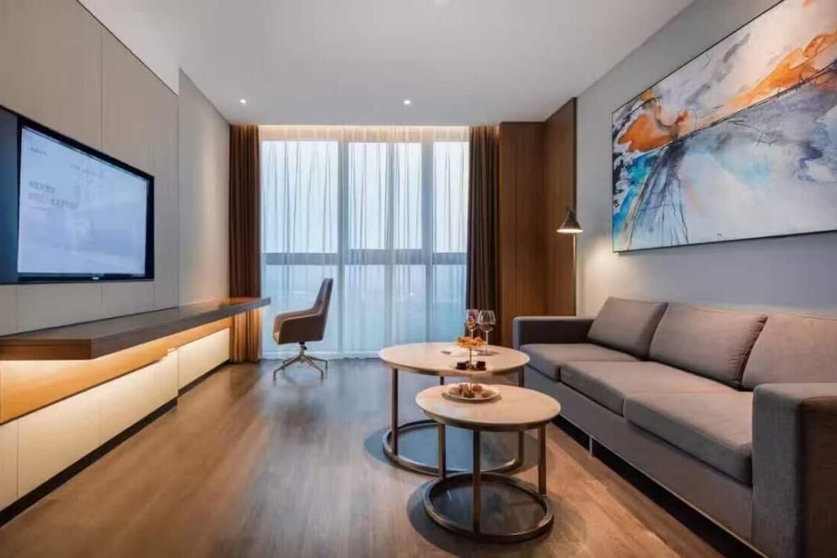 Suite Deluxe, 1 très grand lit | Aire de séjour | Téléviseur ACL de 150 cm avec télévision numérique