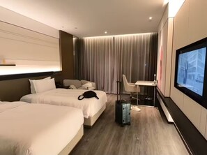 Pillowtop beds, free minibar, in-room safe, desk