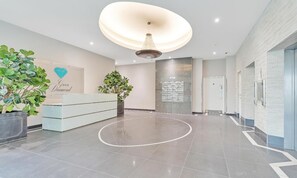 Lobby - Ocean Walk By My Getaways Free parking (Brighton)