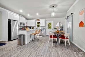 Een koelkast, een microgolfoven, een oven, een kookplaat