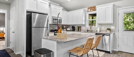 Refrigerador, microondas, horno y parrilla de estufa