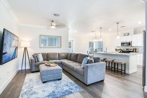 TV, offices - Dunedin Villa, BBQ & Fire Pit, Hot Tub (Dunedin)