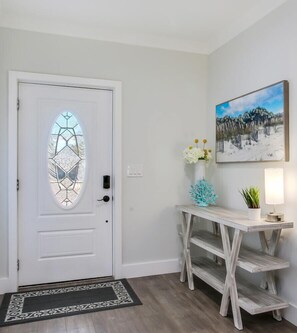 Interior - Dunedin Villa, BBQ & Fire Pit, Hot Tub (Dunedin)