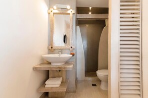 Combined shower/bathtub, hair dryer, towels