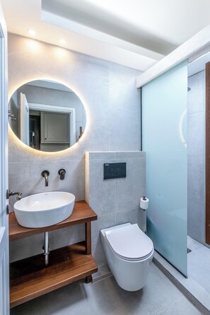 Combined shower/tub, hair dryer - Lindian Polis Suites in Lindos (Rhodes)