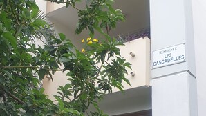 A building with a sign reading "Residence Les Cascadelles." - J&M'APART LOC SAISONNIERE SAINT GILLES LES BAINS (Saint Gilles Les Bains)