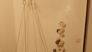 A room with a hanging chair, a small ottoman, and a wall-mounted decoration. - J&M'APART LOC SAISONNIERE SAINT GILLES LES BAINS (Saint Gilles Les Bains)