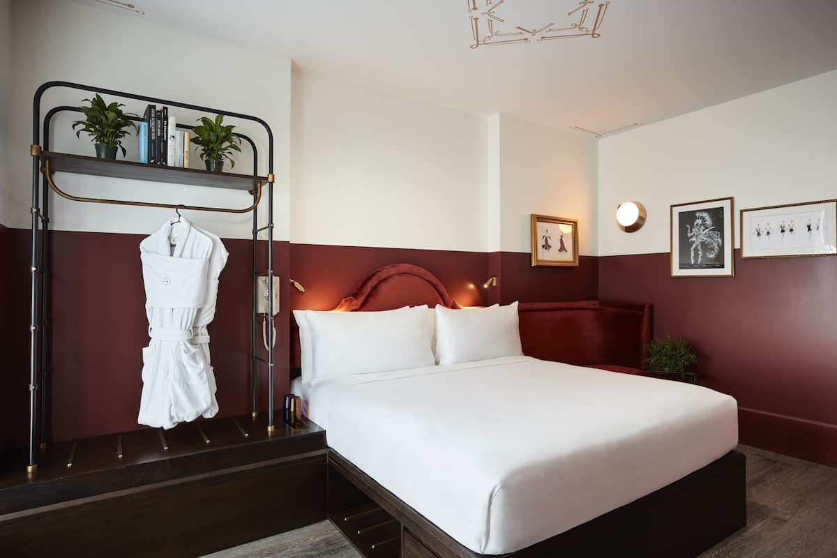 ルーム キングベッド 1 台 (Spacious, ADA) | 低刺激性寝具、セーフティボックス (室内)、ベビーベッド (無料)、WiFi (無料)
