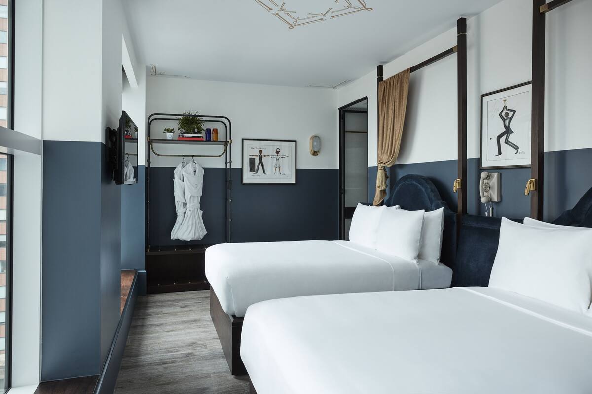 ルーム ダブルベッド 2 台 (Spacious) | 低刺激性寝具、セーフティボックス (室内)、ベビーベッド (無料)、WiFi (無料)