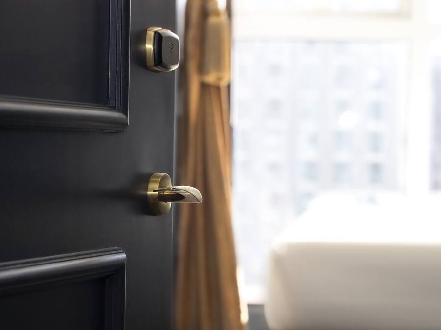 Primer plano de una puerta con cerradura y mirilla.