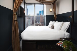 Quarto, 1 cama Queen (Cozy) | Roupas de cama antialérgicas, cofres nos quartos, berços grátis