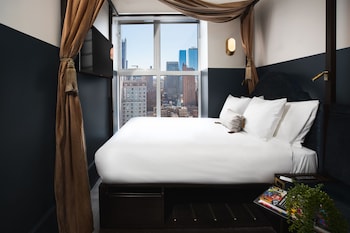 Cozy Queen | Hypo-allergenic bedding, in-room safe, free cribs/infant beds, free WiFi at CIVILIAN Hotel