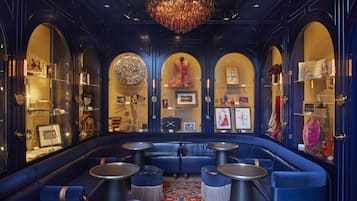 2 bars/lounges, cocktail bar, rooftop bar