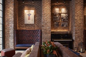 2 bars/lounges, cocktail bar, rooftop bar
