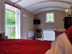 1 bedroom, bed sheets