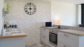 Diskmaskin, barnstol, grytor/köksredskap och frys